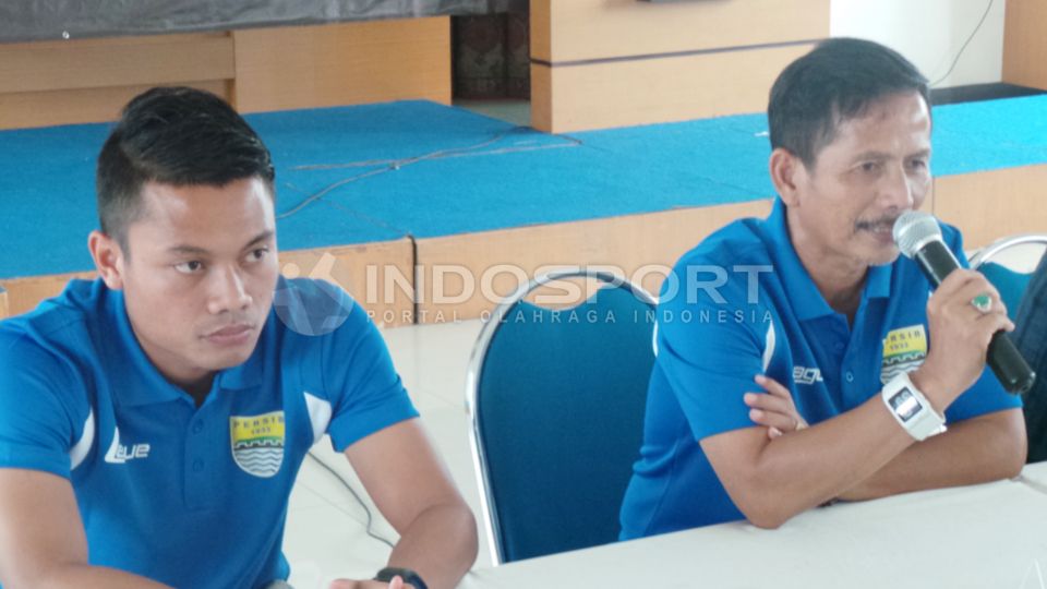 Pelatih Persib Bandung, Djajang Nurjaman (kanan) saat jumpa wartawan sebelum menghadapi Semen Padang, di Bandung, Jumat (03/04/15). Copyright: &copy; Ginanjar/INDOSPORT